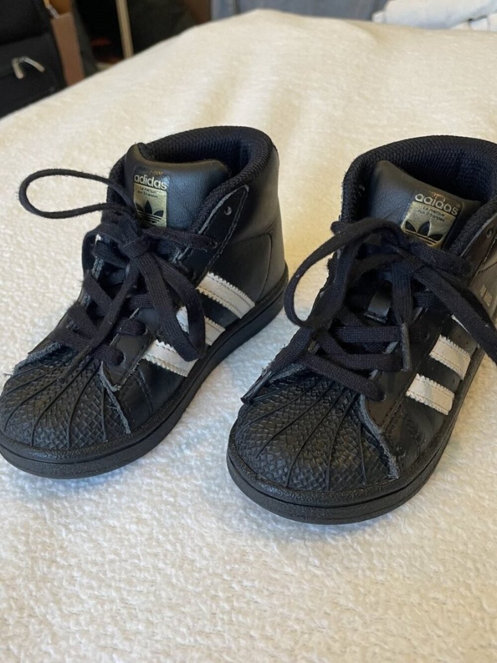 Like new- Unisex- Adidas Black and White Pro Model sneakers for Toddlers Size 8